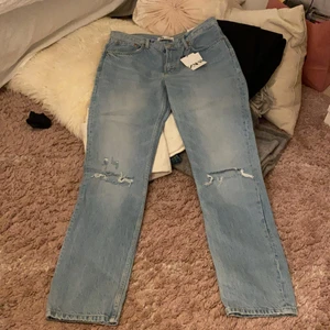 Lågmidjade ljusa jeans  - Helt nya, glömt att skicka tbx då de inte passar. Små i storleken