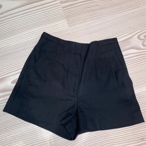 Kostym shorts - Super snygga svarta kostym short från Mango! Älskar dessa men dem har tyvärr blivit för små:(( Köp direkt för: 65kr!