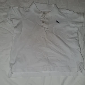 T-shirt barn strl 86 - Pikétröja till barn, storlek 86. Rensar på vinden, kommer lägga ut en hel del grejer. Kan skickas, då du betalar frakten.