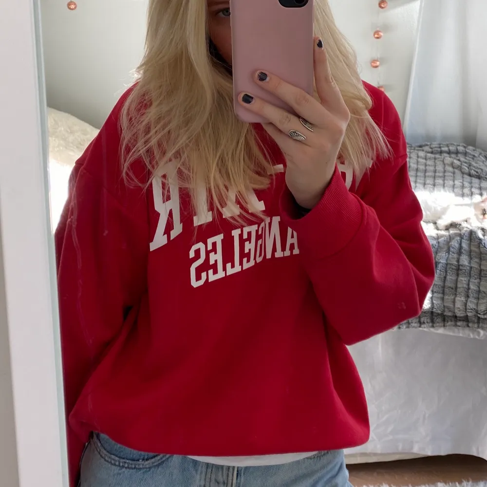 Säljer denna snygga röda sweatshirten från Zara. Köpt för ca ett år sen men den är i bra skick. Nypris var ca 400kr, säljer för 150kr💜. Hoodies.