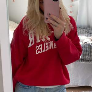 Säljer denna snygga röda sweatshirten från Zara. Köpt för ca ett år sen men den är i bra skick. Nypris var ca 400kr, säljer för 150kr💜