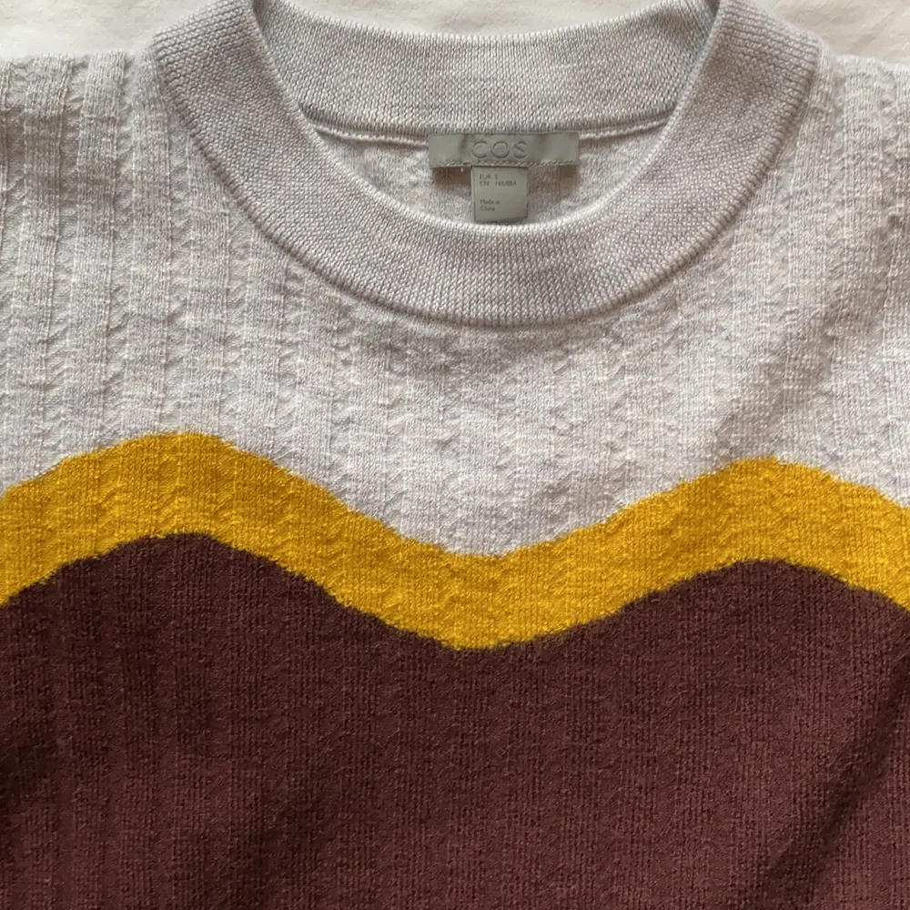 Långärmad tröja från COS i höstiga färger🍁 Den är i fint skick! Dock ganska tajt, så passar bra på någon med XS också.. Tröjor & Koftor.