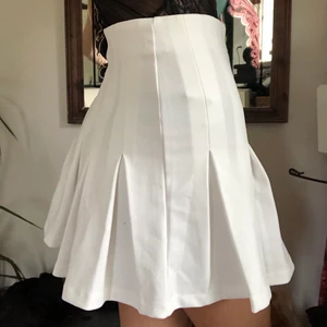 Bershka vit tenniskjol - Vit tenniskjol från Bershka som man kan ha till allt möjligt. Aldrig använd, prislappen är kvar och nypris var 179 kr på asos