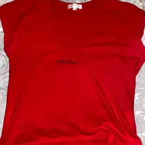 Säljer denna jätte snygga t-shirten/toppen i en skit cool röd färg från mörket kookai. Så gott som ny Inge hål eller slitningar storlek xs-m beror på ens byst och dessutom är den väldigt stretchig, frakt tillkommer hör av er för ev frågor:)