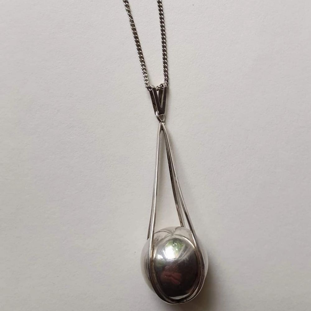 Snyggt äkta silver halsband med en massiv silver kula,höjd 6,5 cm,kedjan är äkta silver och 50 cm lång. Accessoarer.