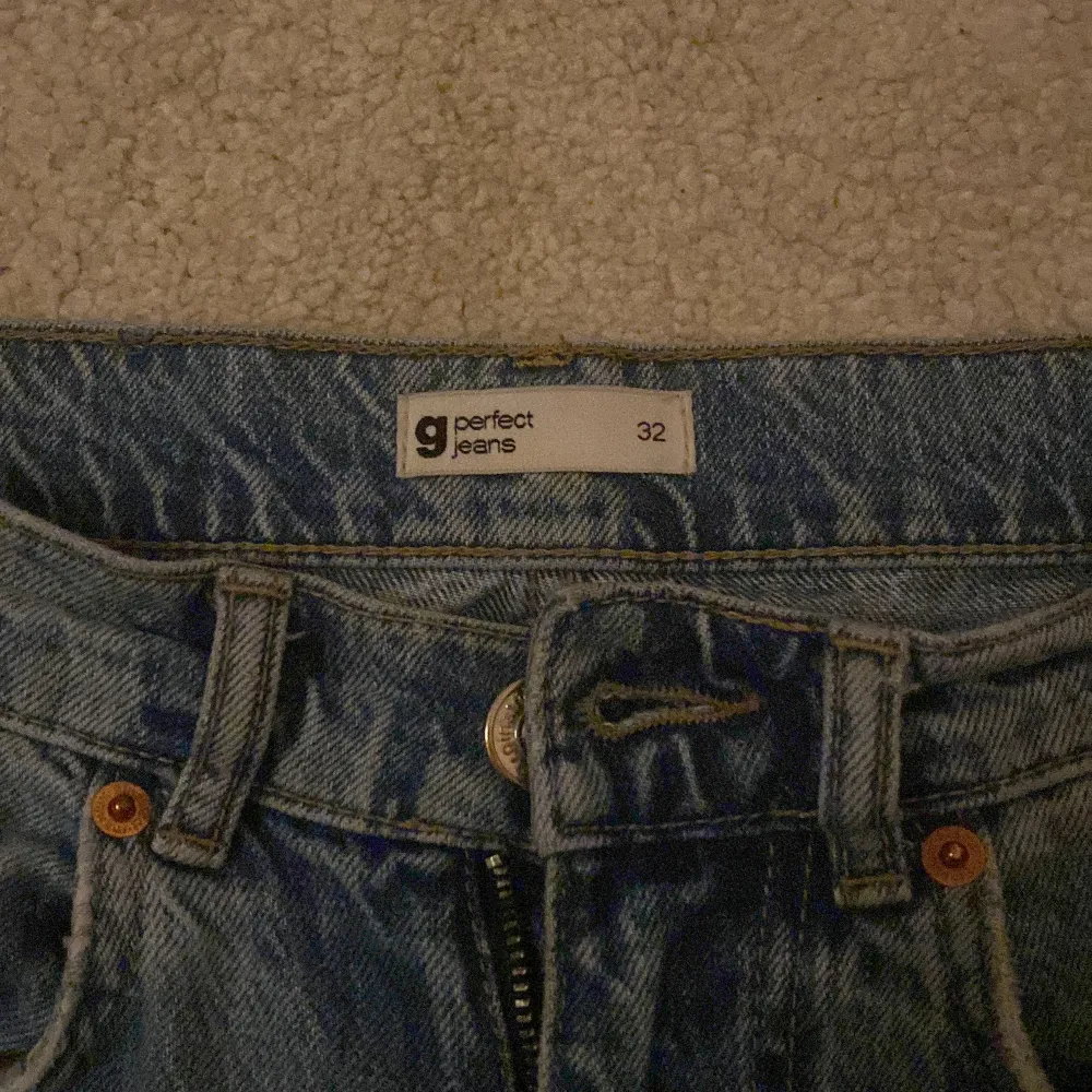 Jeans köpta från Gina Tricot i storlek 32! Tyvärr för små för mig nu, men sjukt fina i skicket och ser nya ut💞Sparsamt tvättade, köpta för 600kr. Skriv för intresse och fler bilder😙. Jeans & Byxor.