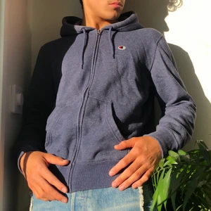 Champions zip hoodie - ‼️Rensar garderoben på knappt använda kläder‼️ Denna hoodie är använd ett par gånger men inget slitage. Storlek S. Kvitto finns ej. Prutbart pris. (Rök & djurfritt hem)