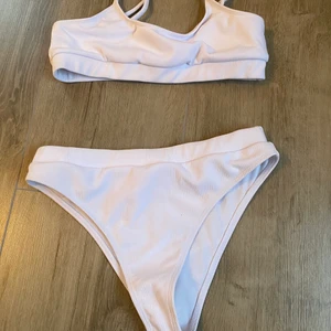 vit bikini  - en vit bikini från shein! använd en gång men såklart tvättad! storlek L men mer som s/m. 75kr