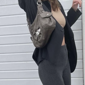 Snygg handväska💞 - Superfin brun hanväska med många snygga detaljer💞 betalas via swish, köparen står för frakten❤️ fick bud privat❤️