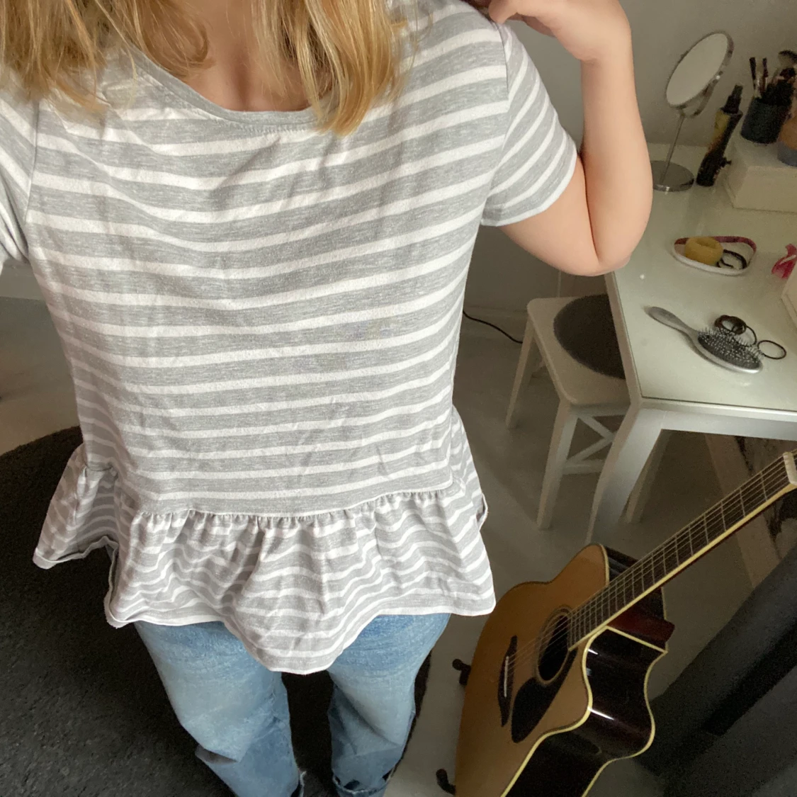 Grå t shirt med volang