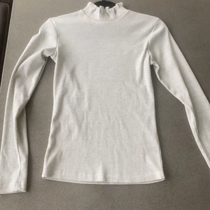 Polotröja - Ribbad gråmelerad polotröja med detaljerad krage, superfint skick❤️ frakten är inräknad i priset🥰