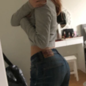 Lågmidjade Jeans - Säljer dessa lågmidjade jeansen då de är lite långa i benen:) Bra kvalitet och använd fåtal gånger:) Pris kan diskuteras😋👍🏻