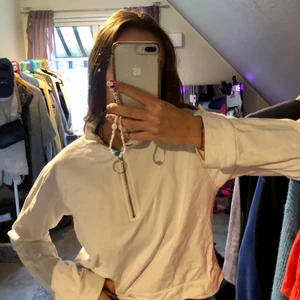 Zip tröja 🤍 - En zip-up tröja från NA-KD knappt använd, bra skick!! Storlek XS