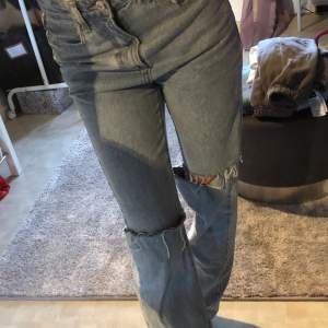 Jeans med loose fit från missguided, endast använd några gånger !!💙 storlek 36