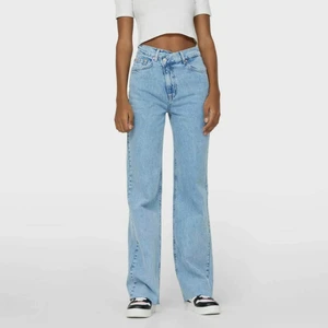Midwaist jeans med assymetrisk midja - Säljer dessa superfina jeans i en jättefin blå färg. Jensen är midwaist och har en assymetrisk knäppning/midja vilket gör de ännu snyggare! 💓💓💓 använda fåtal gånger så i bra skick 