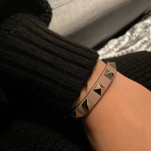 Valentino garavani armband - Säljer nu mitt så snygga armband från valentino garavani som är i så fint skick, sparsamt använt!! Köpt på NK sthlm, nypris är 2,215kr! äkthetsbevis samt allt som följde med vid köp följer med såklart! bud på 1750
