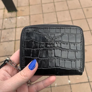 Zadig korthållare - Säljer nu min superfina klrthållare från Zadig, jättefint skick och är perfekt för att ha tex skåpsnycklar i och kort! 