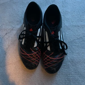 Adidas - Ett par svarta fotbollsskor från adidas bra skick använda kke 5-6 gnr frakten diskuteras 