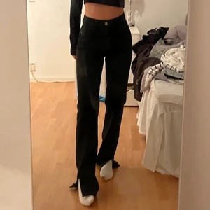 Svarta jeans med slits - Säljer mina svarta jeans med slits från Pull&Beer då dem ej kommer till användning. (Lånadbild) Bra längd på mig som är 167cm !!💞💞💞💞 slutsålda på hemsidan 