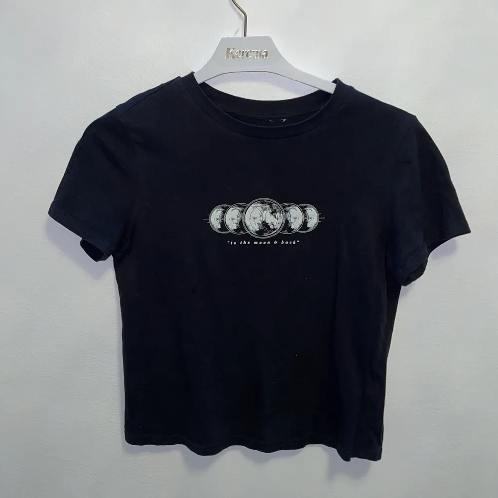 En t-shirt med texten ”to the moon and back” i storlek S som inte används längre, trycket är ej skadat ( köpare står för frakt & inga återbetalningar). T-shirts.