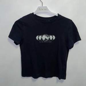 En t-shirt med texten ”to the moon and back” i storlek S som inte används längre, trycket är ej skadat ( köpare står för frakt & inga återbetalningar)
