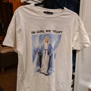 In girl we trust - Cool tröja från New Girl Order! Använder den inte längre så säljer den.
