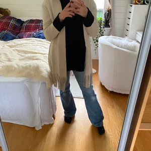 Kofta/jacka - En kofta/jacka med fransar längst ner