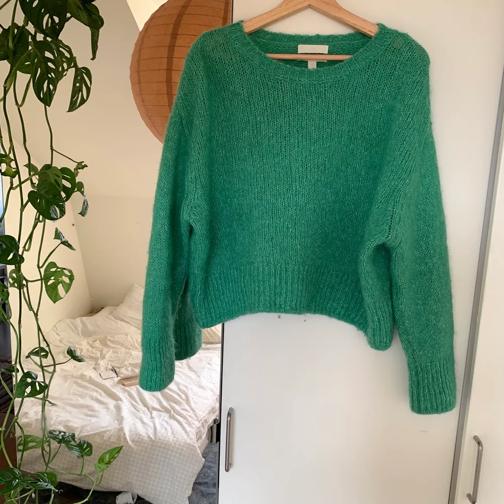 Säljer min gröna stickade tröja då den inte längre kommer till användning :( 200kr + frakt, eller mötas upp i Lund.💚💚💚. Stickat.