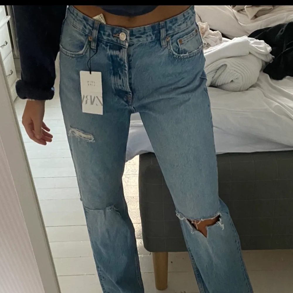 Helt oanvända mid rise jeans från zara, storlek 40 men små i storlek, passar mig som har 38. Jag är 172 cm lång💘. Jeans & Byxor.