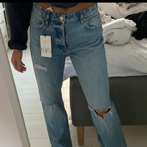 Mid rise jeans från zara  - Helt oanvända mid rise jeans från zara, storlek 40 men små i storlek, passar mig som har 38. Jag är 172 cm lång💘