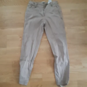 Byxor  - Ljus bruna byxor som tyvärr är för små :/ 