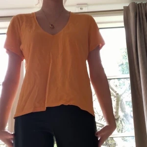 T-shirt - Ljus orange t-shirt. V-ringad