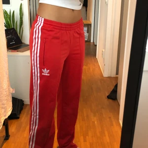 ADIDASBYXOR  - Supersnygga röda adidasbyxor, assnygg färg! Köparen står för frakten❤️❤️❤️köp direkt för 350
