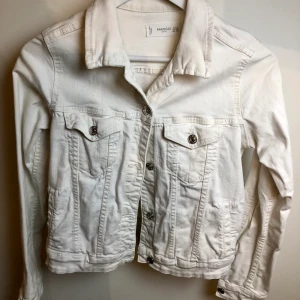 Jeansjacka  - Jacka från Mango! Endast använd ett fåtal gånger 