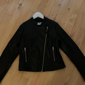 skinnjacka svart  - Säljer en svart skinnjacka från HM, ca 12-13 år de vill säga till 158cm. Bra skick, knappt använd:) 