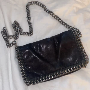 Väska - Säljer denna Stella McCartney inopererade väska, köp för ca 600kr på en dansksida. Använd ett fåtal gånger. Ifall det blir stort intresse blir det budgivning❤️