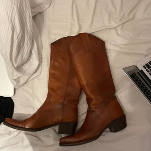 Cowboy boots - Jättefina bruna cowboy boots från okänt märke! Storlek 38💕 Aldrig använda så har endast dessa bilder