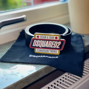 Nytt DSQUARED2 bälte  - Min pojkvän vill sälja sitt oanvända DSQUARED2 bälte. Det köptes 2020 på NK för 2999 kr. Han har inte använt bältet då de varit för stort och valde nu därför att sälja det istället. Kom Dm för mer bilder och info😊 Spårbar frakt ingår😊