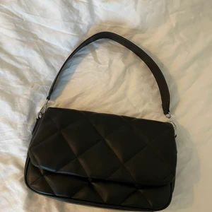 Väska från Ginatricot  - Snygg och rymlig axelväska från ginatricot! Köpt i somras och bara använd 1 gång!💖 skriv för fler bilder! 