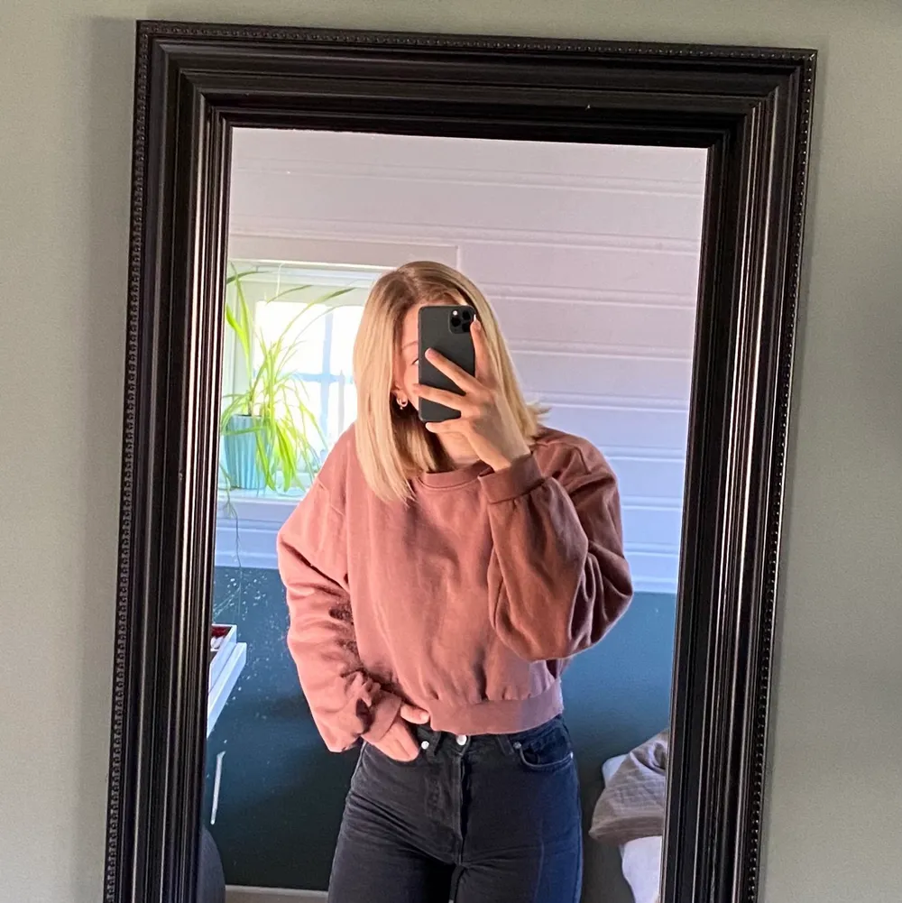 En rosa sweatshirt från WEEKDAY. Modellen på tröjan är något kortare🌺. Tröjor & Koftor.