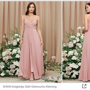 Shein balklänning rosa xs - Helt nytt. Säljer pga den passar inte mig och returdatumet har passerat. Skriv om du vill ha fler grejer så kollat vi på fraktkostnad.