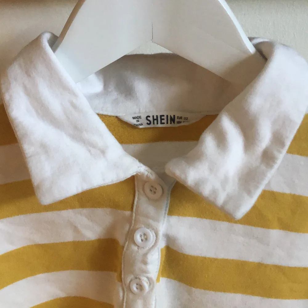 Jag säljer min gul randiga tröja från SHEIN som har en vit krage och knappar. Jag köpte den för 75kr och den är knappt använd. Så jag säljer den för 50kr. . Tröjor & Koftor.