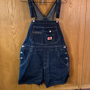 Vintage hängselbyxor i jeans - Vintage hängselbyxor från Revolt i jeans i jättefint skick! Storleken går att ändra baserat på hur tight man sätter skärpet i midjan. Onesize. Passar mig perfekt som är str: 38. Passar även miss syster som är strl 46. 