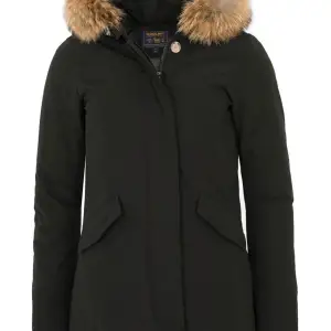 Hej! Jag säljer nu min woolrich jacka som jag köpte förra vintern. Den är i storlek 34/XS. Jag har bara använt den en vinter och den ser därför helt fräsch och ny ut. Vid intresse kan jag skicka fler bilder på jackan och pris kan även diskuteras vid snabb affär. Inköpspris: 8000kr från NK