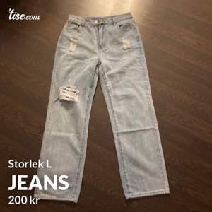 Ljusblåa Jeans storlek L men är som M i storlek. Är aldrig använda. Köpta för 350kr och säljer för 200kr. Frakt tillkommer på 66kr med postnord. 