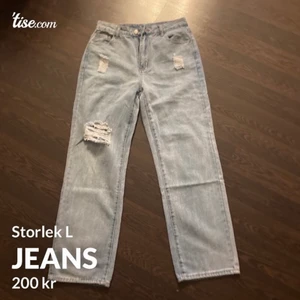 Jeans  - Ljusblåa Jeans storlek L men är som M i storlek. Är aldrig använda. Köpta för 350kr och säljer för 200kr. Frakt tillkommer på 66kr med postnord. 