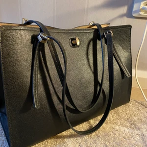 Väska - Superfin väska praktiskt med utrymme, stängs via magnet ( se bild 2 ). Har ett mitten fack med dragkedja som är lika djupt som väskan själv, köpt för 400kr på H&M, säljer för 200kr + frakt. Super bra att få ner både dator, böcker samt idrottskläder i. :)