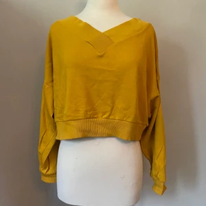 V-ringad collagetröja  - Snygg v-ringad collagetröja från weekday, lite croppad. Mycket fint skick. Passar allt ifrån en S-L. 