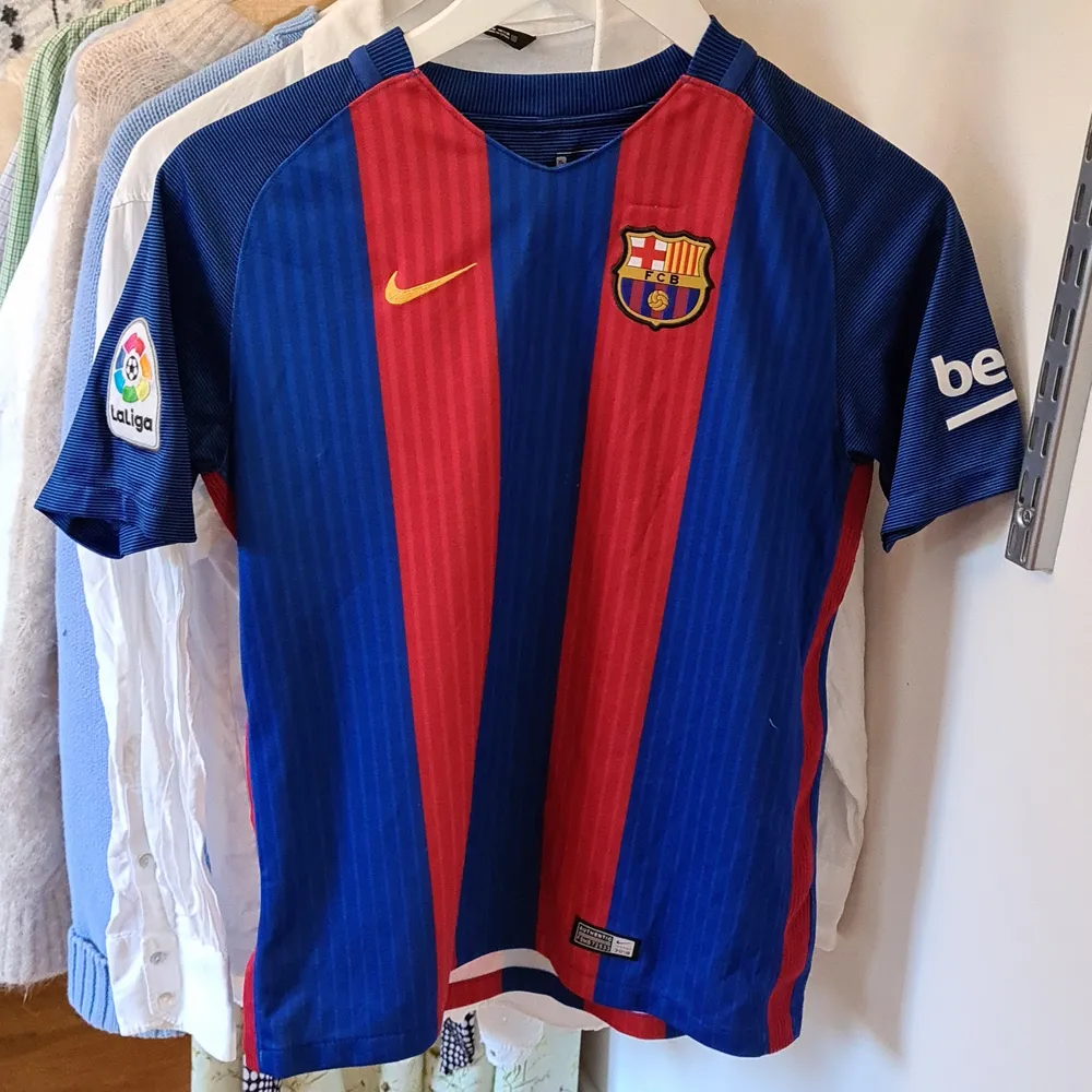 Storlek S (dam) från 2016, Messi Barcelona. 750 kr i nypris. Bra skick. . Hoodies.