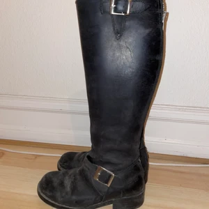 Svarta höga Johnny bulls  - Köpta för några år sedan, väl använda. Stora i storleken! Pris exklusive frakt vilket köparen står för 